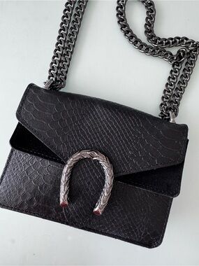BORSE IN PELLE Black Leather Textured Chain Shoulder Bag with Horseshoe Accent